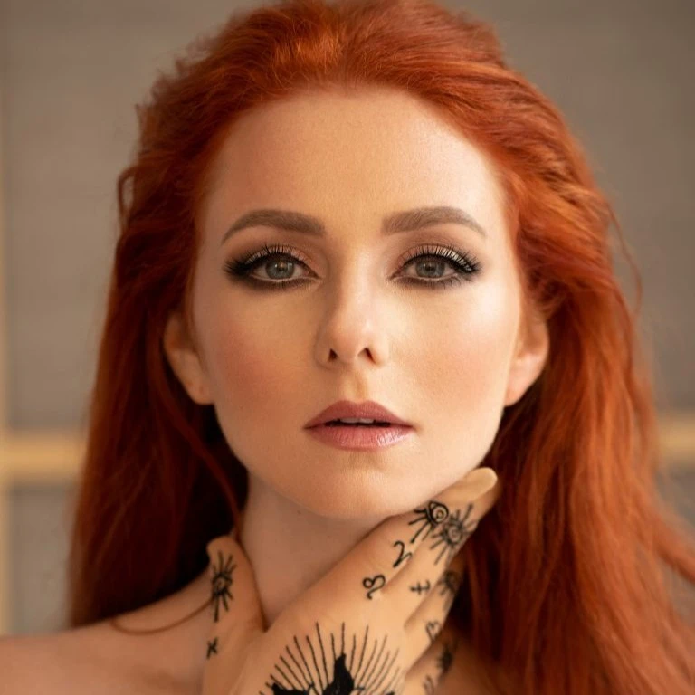 Лена Катина